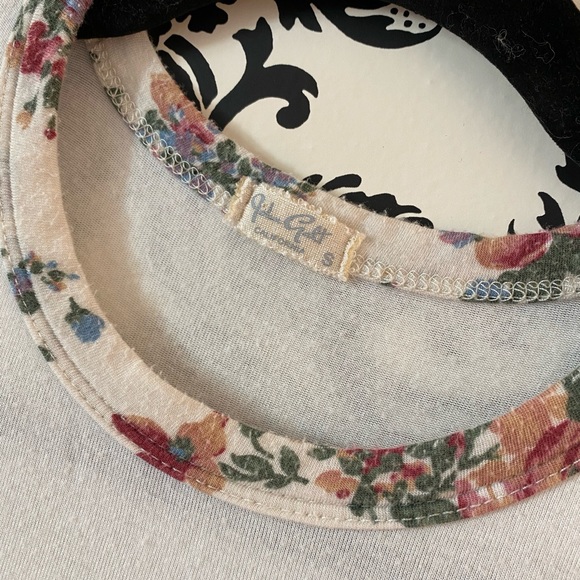 Brandy Melville - Floral Trim Tee - Picture 3 of 3